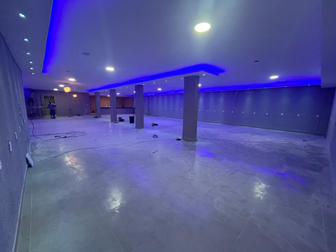 Infraestrutura elétrica completa com cabeamento, tomadas e iluminação