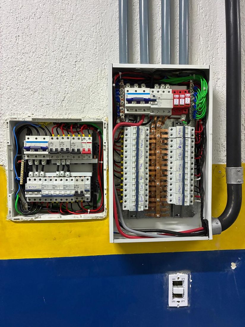 Adequação de quadro de distribuição em escola