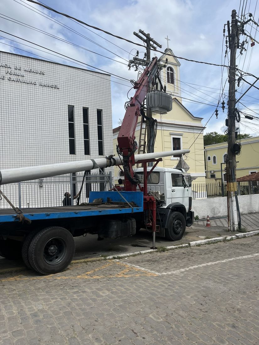 Mobilização com caminhão munck para içamento de transformador