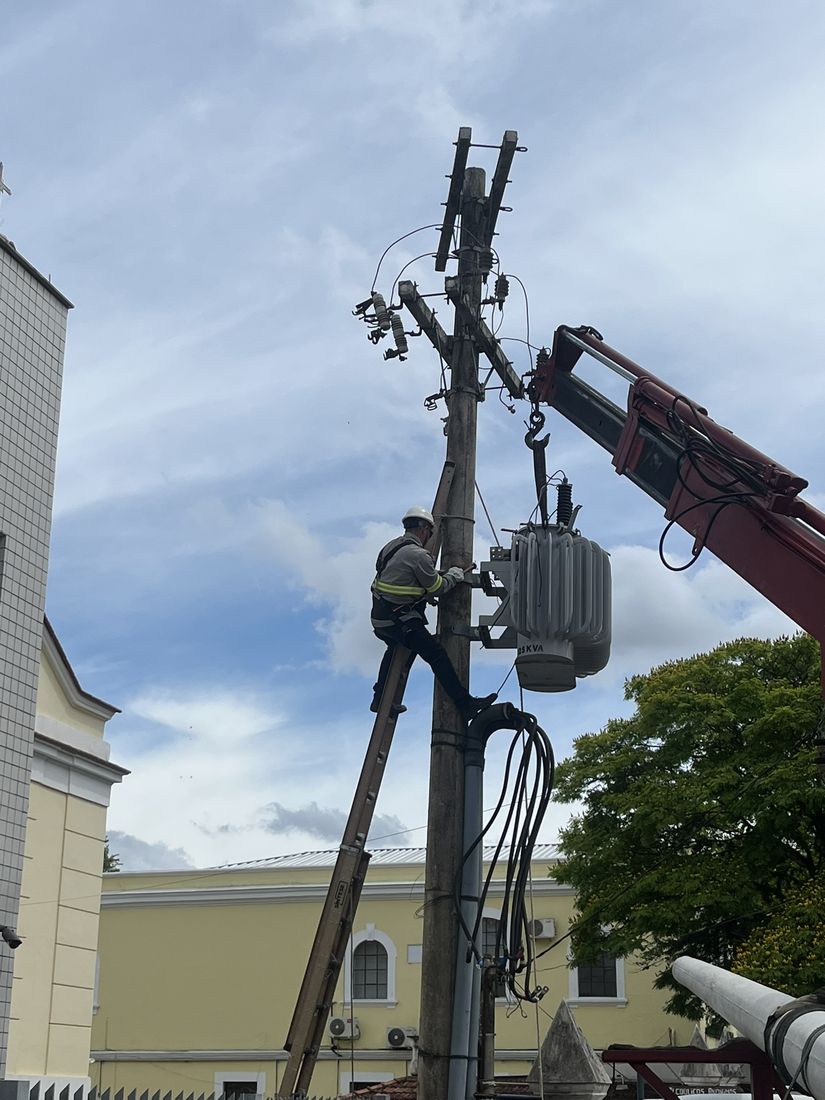 Içamento e instalação de transformador em rede aérea com caminhão munck
