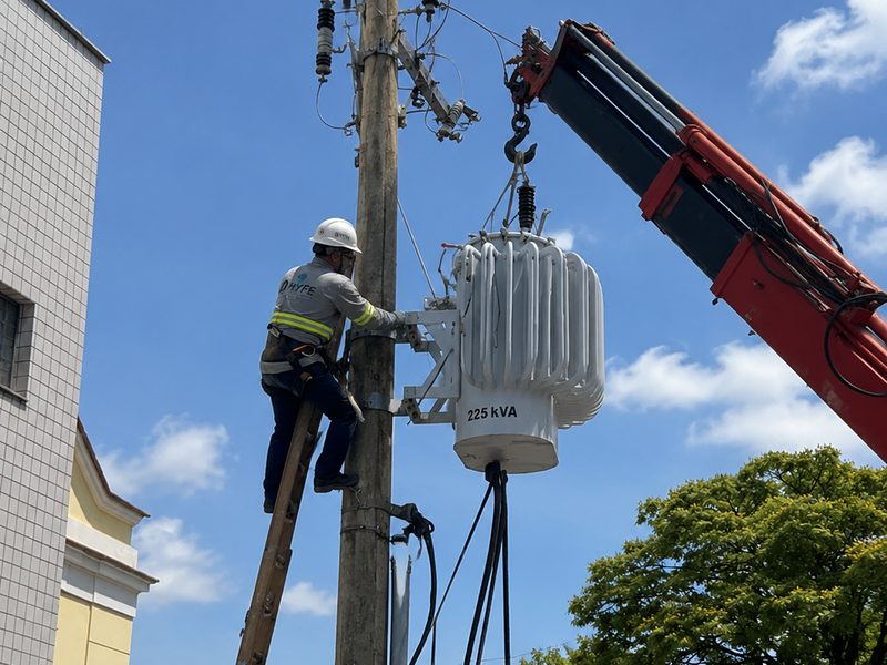 Equipe HYFE executando serviço elétrico